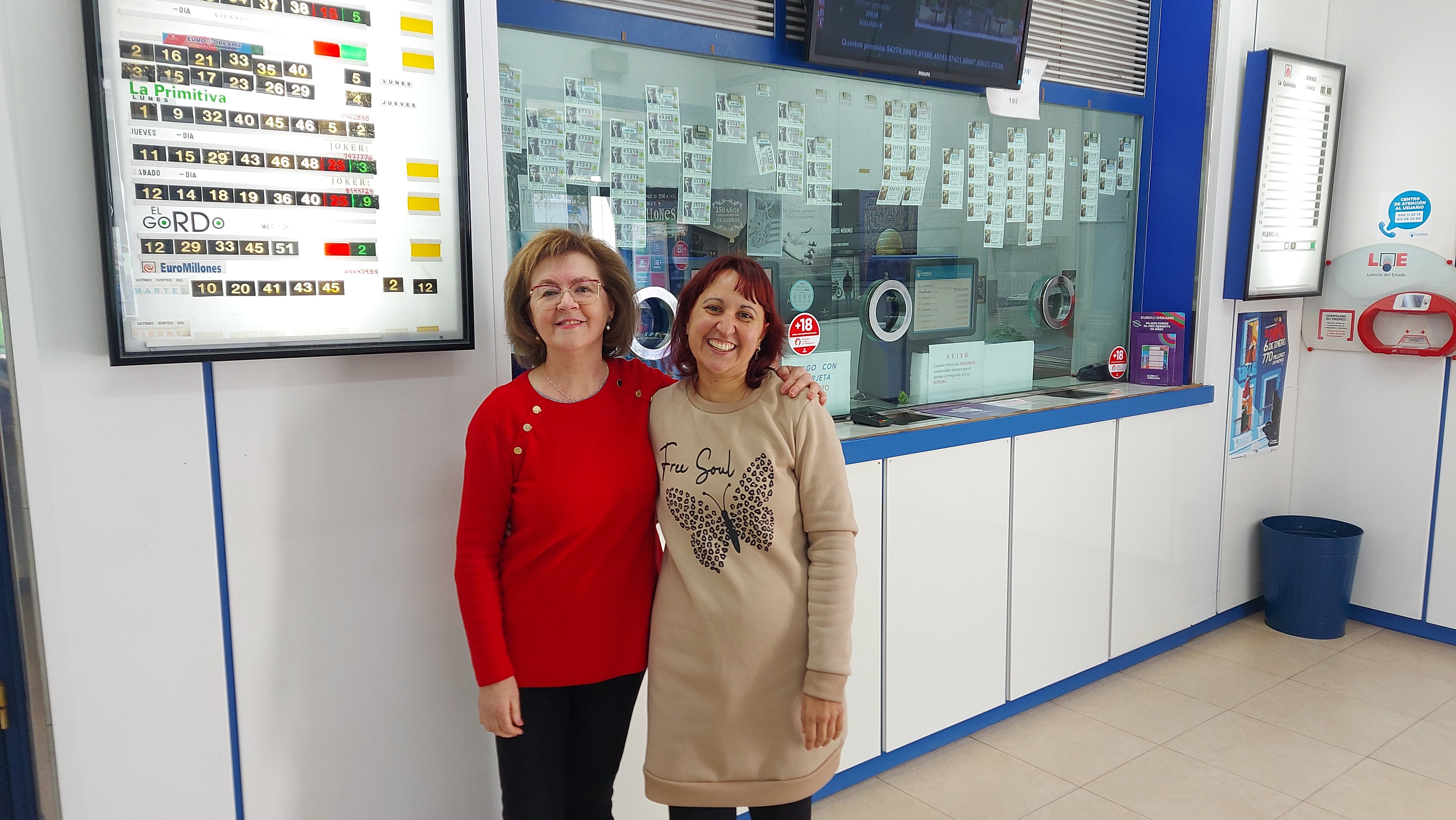 Josefa y Esperanza, en la administración de loterías El Abeto de Fuenlabrada