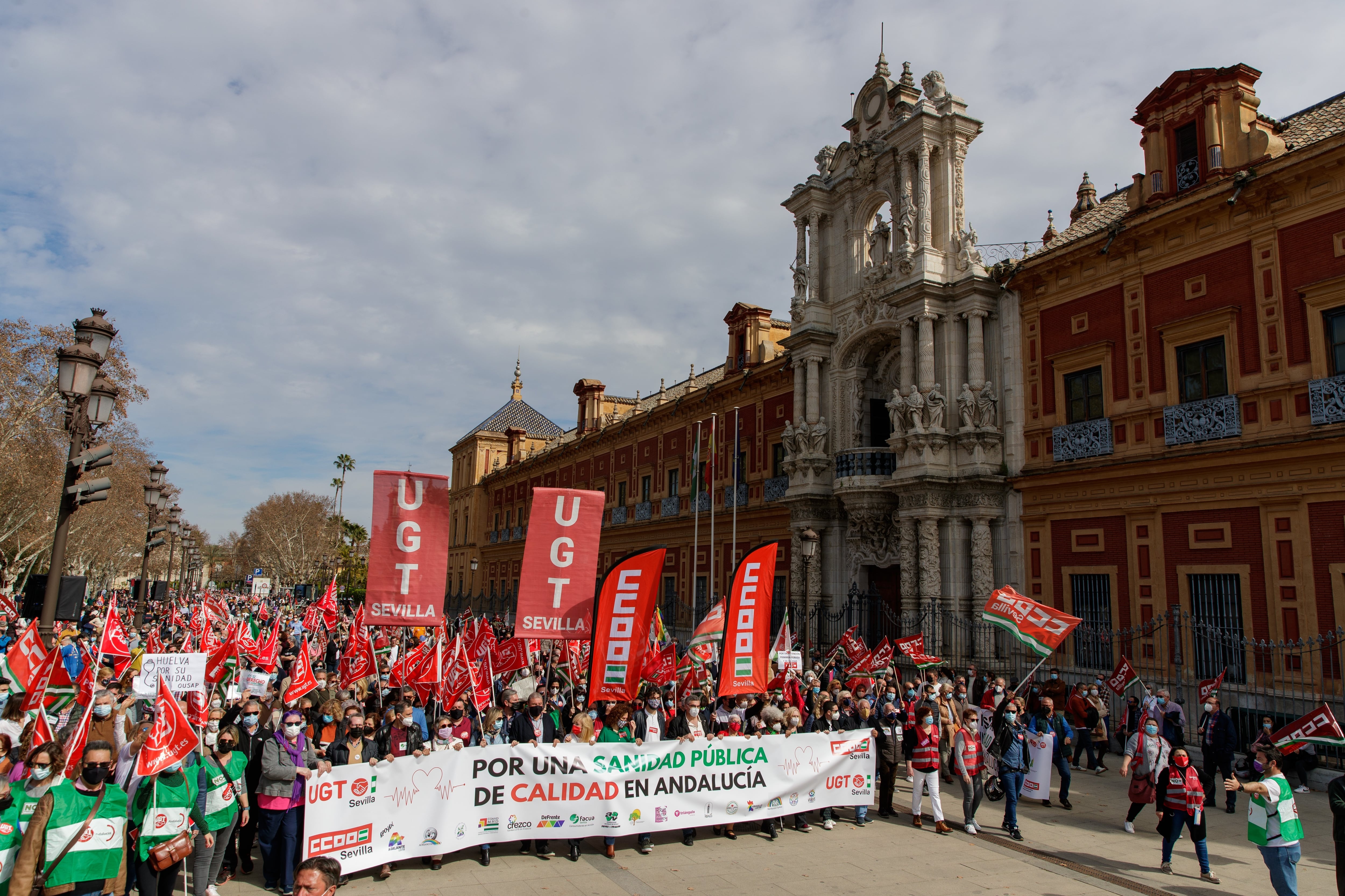 SEVILLA, 19/02/2022.- Miles de personas se han manifestado en Sevilla y en las ocho capitales andaluzas convocadas por sindicatos CCOO y UGT bajo el lema "Es tu derecho. Por una sanidad pública de calidad en Andalucía", a la que se han adherido los partidos de izquierda y organizaciones sociales, recorriendo las calles del centro histórico de la capital andaluza hasta el Palacio de San Telmo, sede de la presidencia de la Junta de Andalucía. EFE/Julio Muñoz