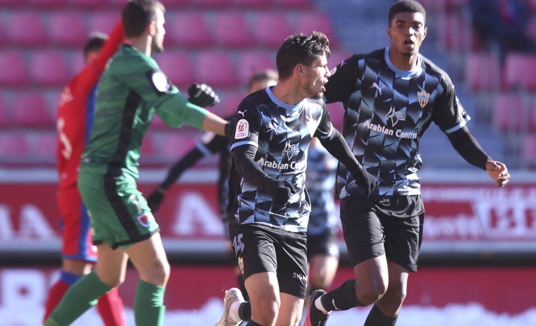 Lucas Robertone celebrando el 1-2 junto a Ivanildo Fernandes.