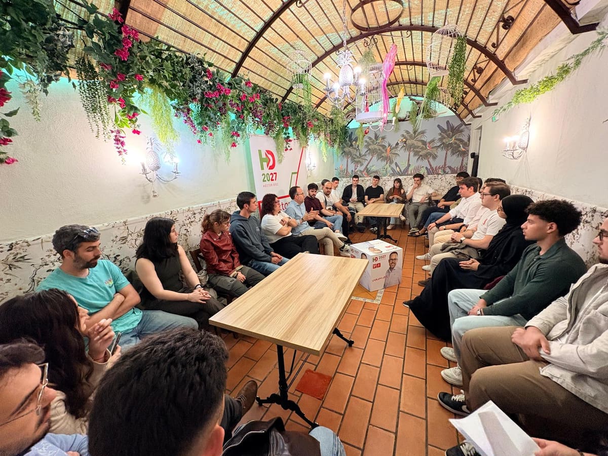 Héctor Díez recoge las inquietudes de una treintena de jóvenes sobre vivienda, ocio, empleo y salud mental