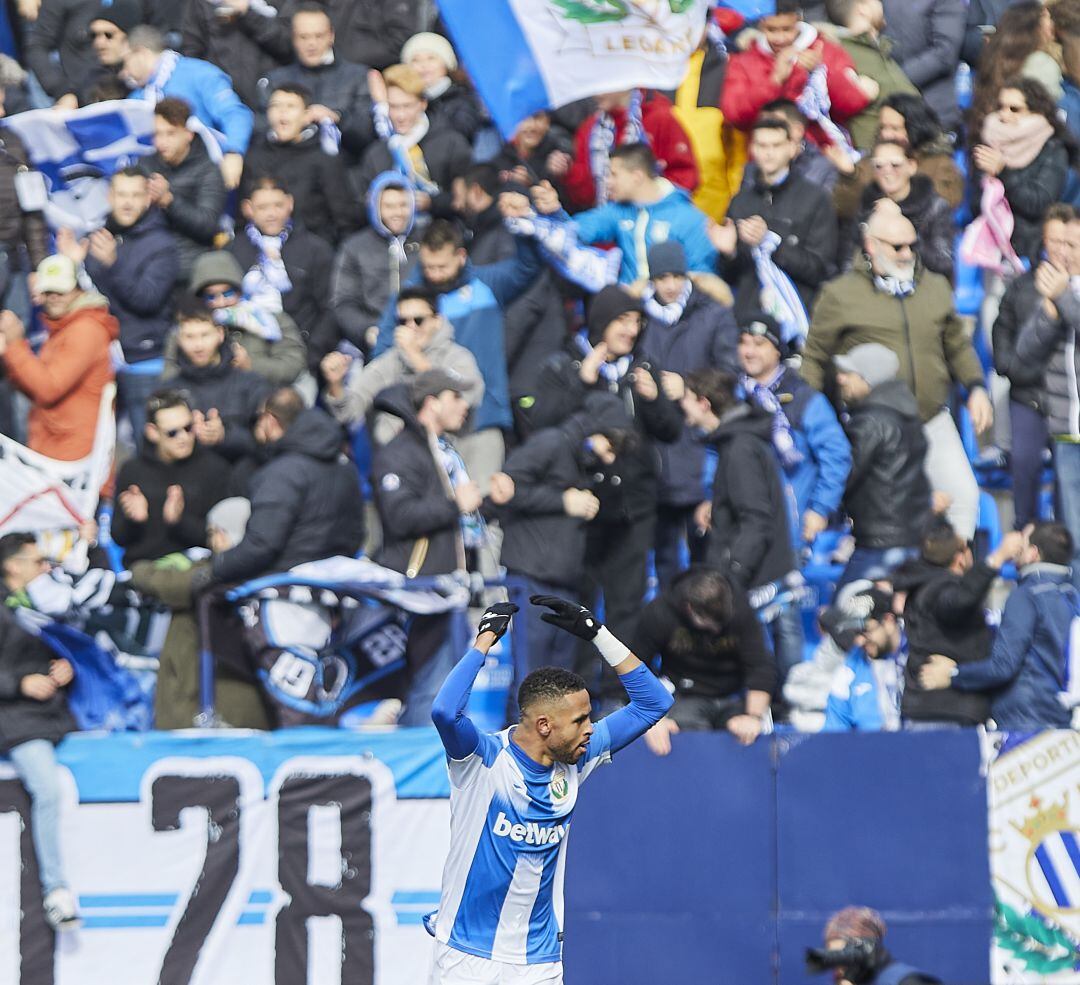 Youssef En-Nesyri celebra con los aficionados pepineros su último gol en Butarque