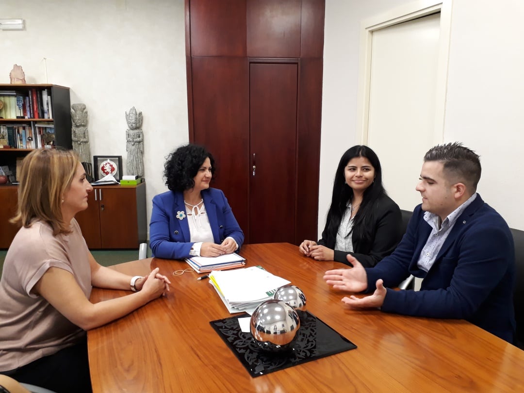 Reunión para explicar el proyecto a la delegada