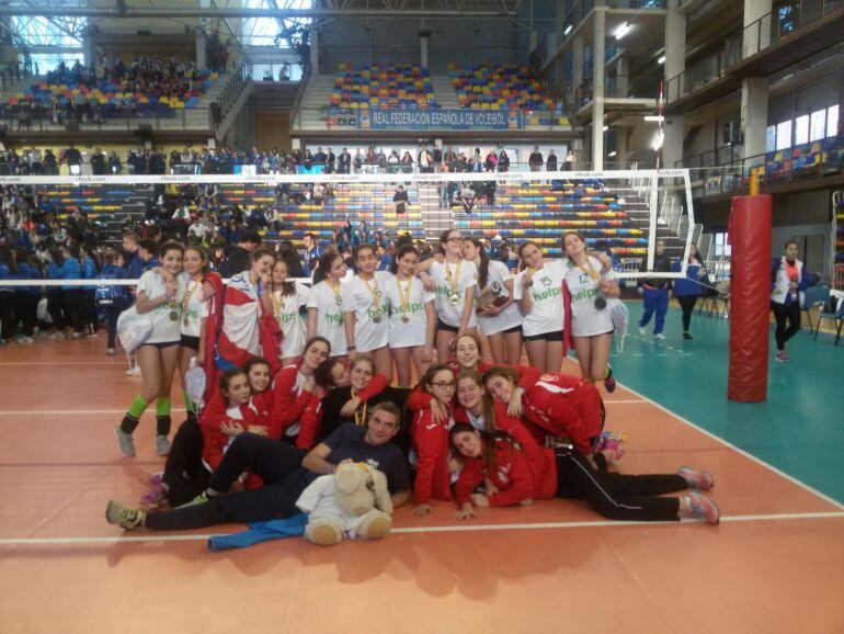 Las ganadoras, cadetes delante sexta plaza e infantiles campeonas de su grupo junto a la red