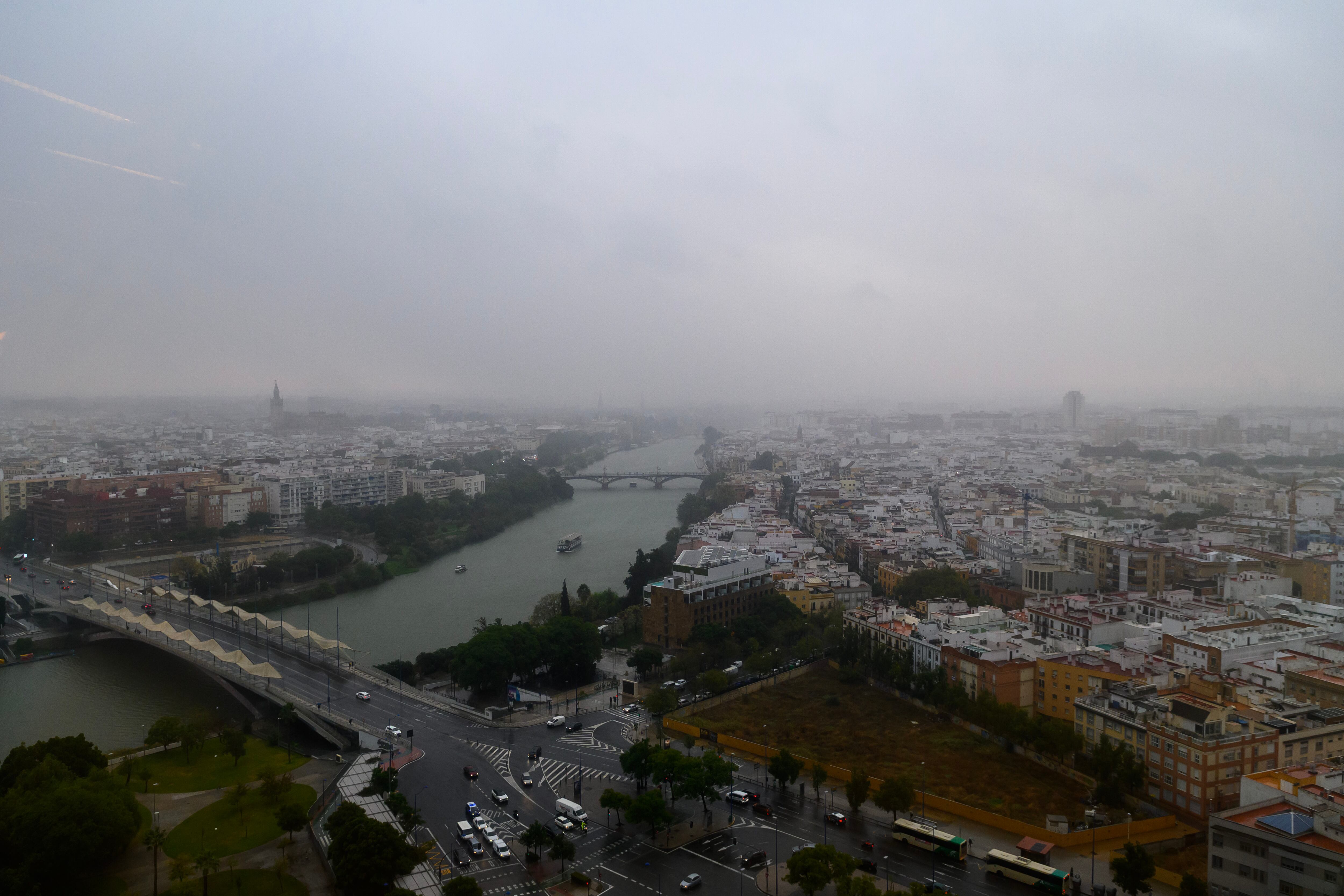 Imagen de Sevilla este miércoles 29 de octubre en el que las provincias occidentales de Andalucía están sufriendo las consecuencias de una potente borrasca, especialmente Huelva, donde se ha activado el aviso rojo por riesgo extremo y en algunas comarcas los ciudadanos han recibido una alerta en sus moviles.EFE/ Raúl Caro.