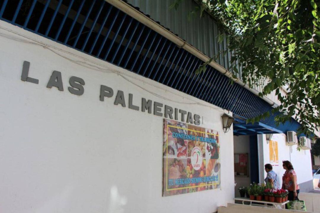 Entrada principal del mercado de Las Palmeritas en la calle Beatriz de Suabia