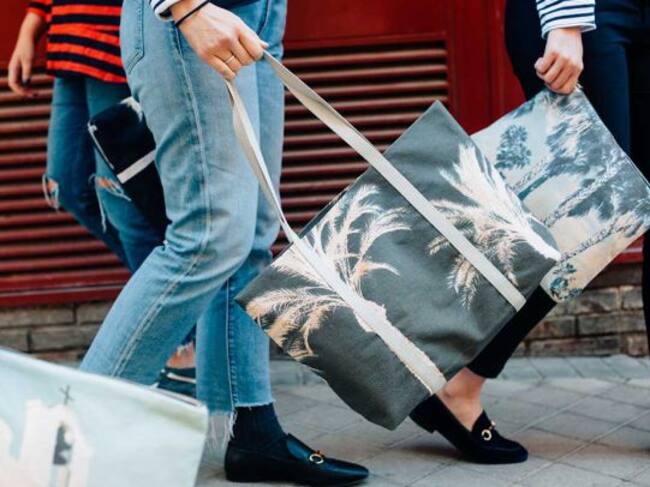 Diseñan sus bolsos con las fotografías que toman en sus viajes por el mundo.