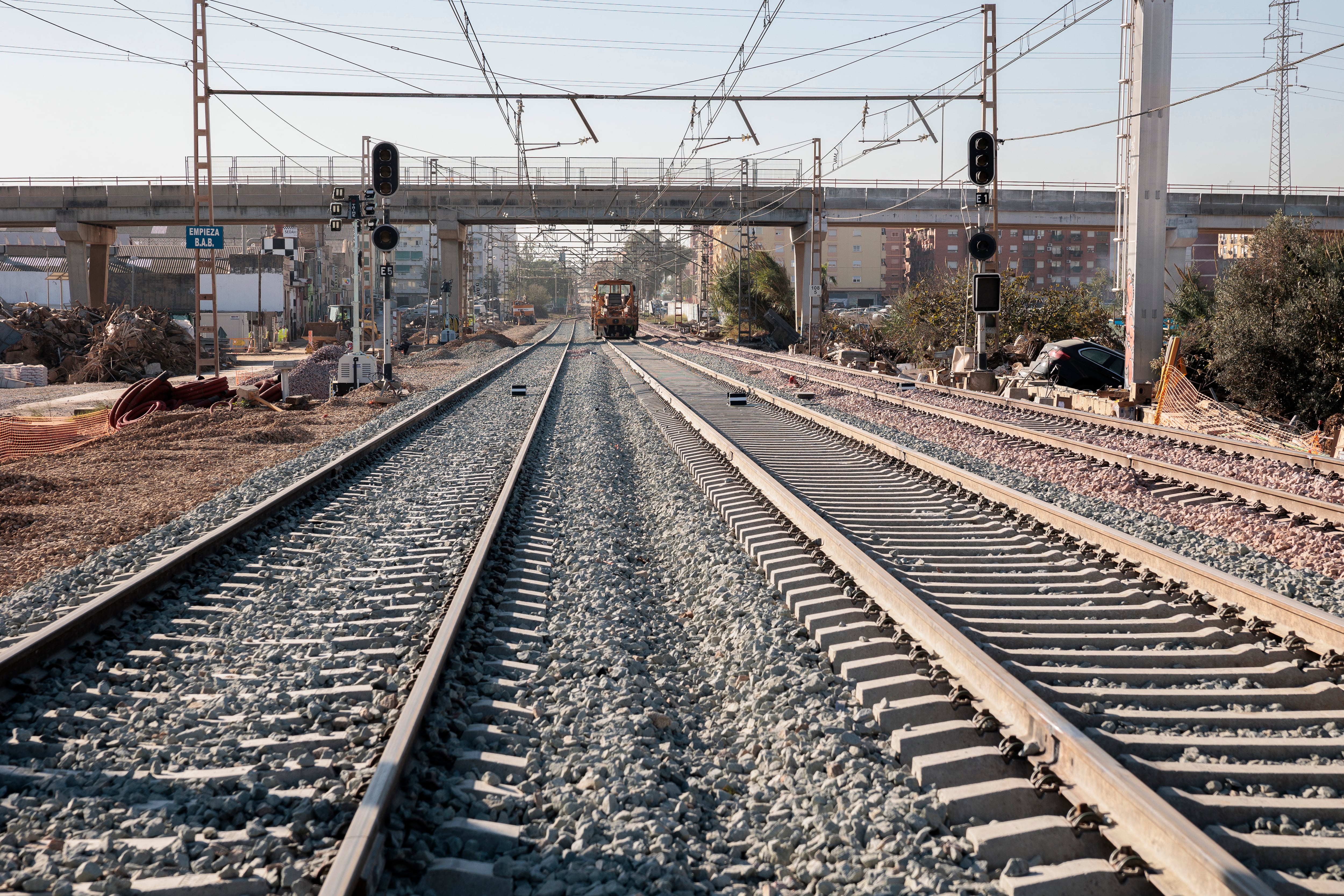 Vista de las vías del tren a su paso por Sedaví un mes después de la dana tal y como se aprecia en una imagen tomada el 27 de noviembre.