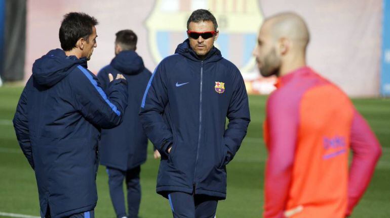 Luis Enrique, entrenador del FC Barcelona, conversa con su segundo