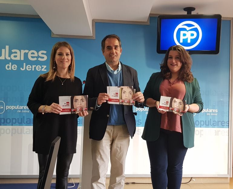 La parlamentaria andaluza Ana Mestre y el secretario general del PP en Cádiz, Antonio Saldaña, presentando la nueva campaña de empleo del partido.