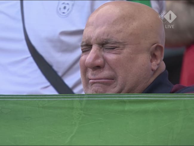 Un aficionado iraní emocionado mientras suena el himno de su país