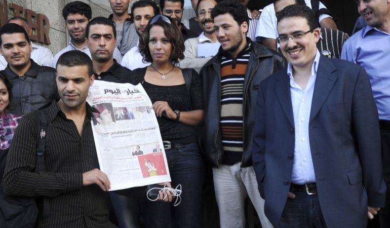 Foto muestra al redactor jefe del diario en árabe &quot;Akhbar Al Youm&quot;, Taoufik Bouachrine, al caricaturista Khalid Gueddar y a otros miembros de la redacción afuera de la sede del periódico en Casablanca, Marruecos.