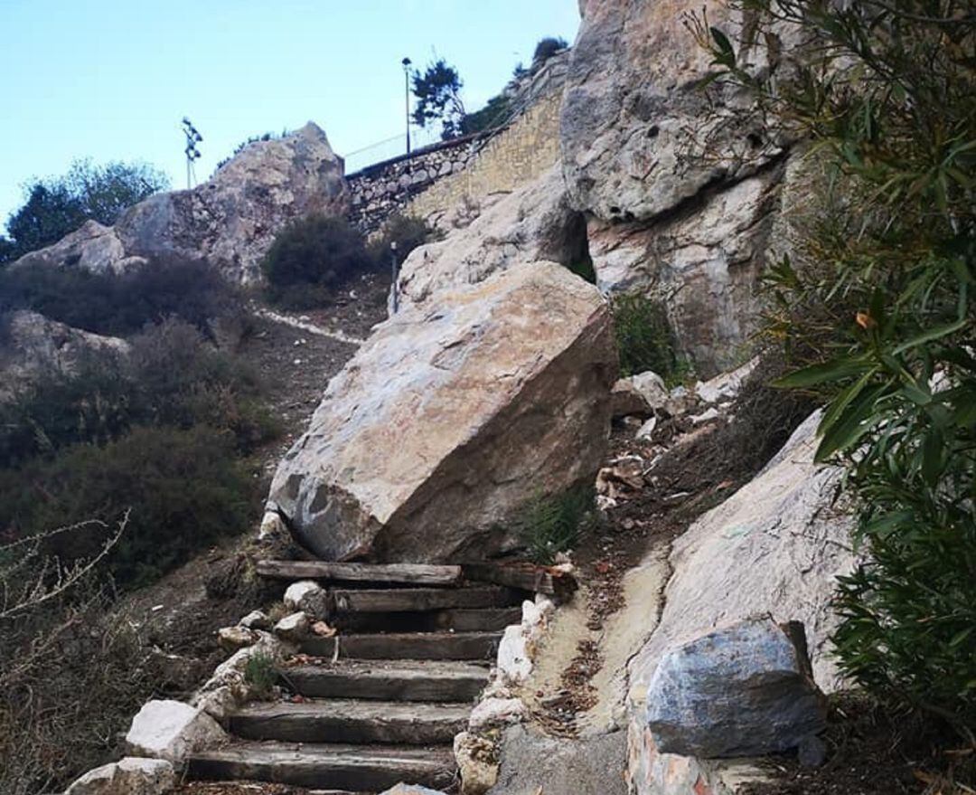 Varias rocas se desprenden de la zona del Castillo de Salobreña cayendo al camino de El Gambullón