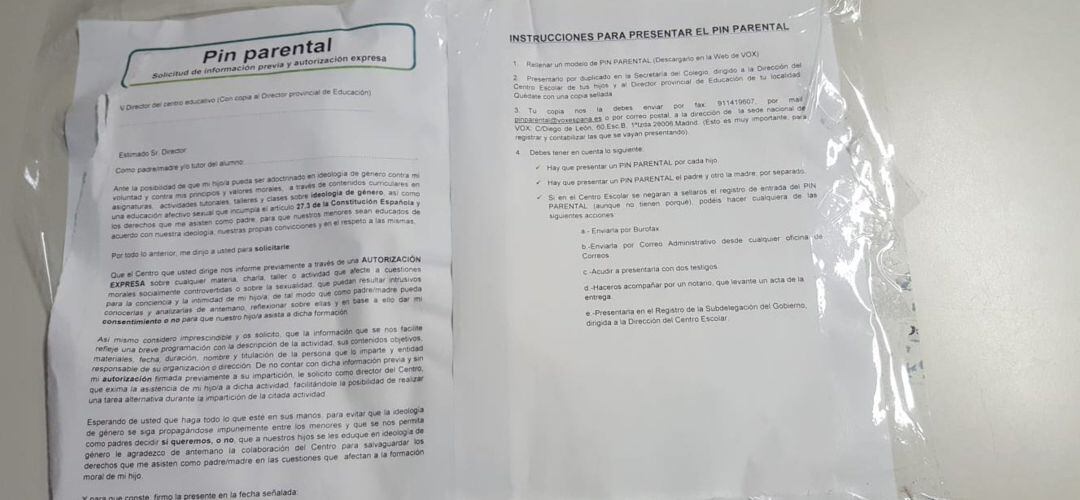 Los carteles han aparecido en varios centros educativos de la localidad