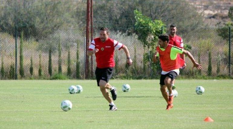 El entrenador del Hércules, Luis García Tevenet, corre junto a Juanma Espinosa, en las instalaciones de Fontcalent