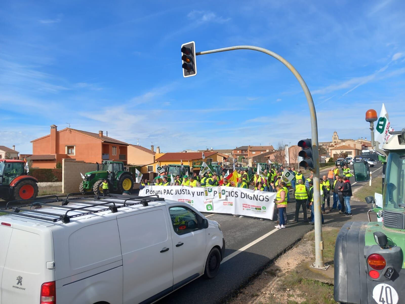 Los agricultores cortan la CL-605 a la altura de Santa María la Real de Nieva