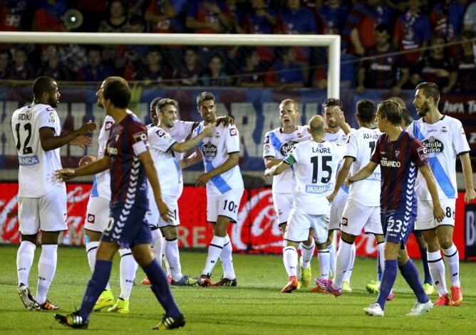 Arruabarrena y Lara observan como los jugadores del Deportivo celebran el 0-1 definitivo en Ipurua.