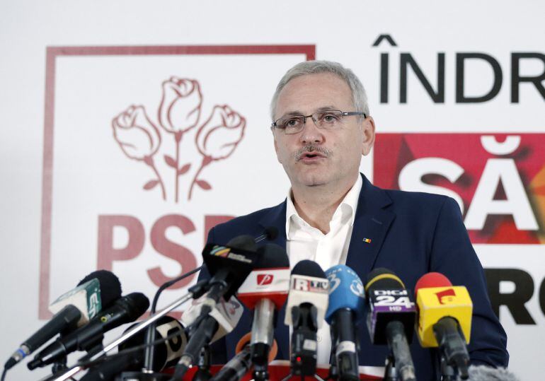 Liviu Dragnea, el líder del Partido Socialdemócrata, pronuncia un discurso tras conocerse los resultados de las elecciones.