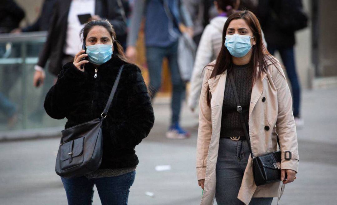 Dos mujeres con mascarilla en Barcelona ante el brote de coronavirus