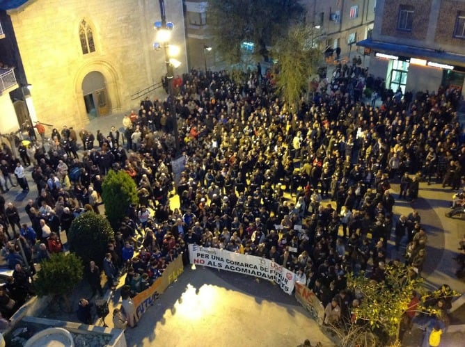 Manifestació massiva davant el consistori flixanco