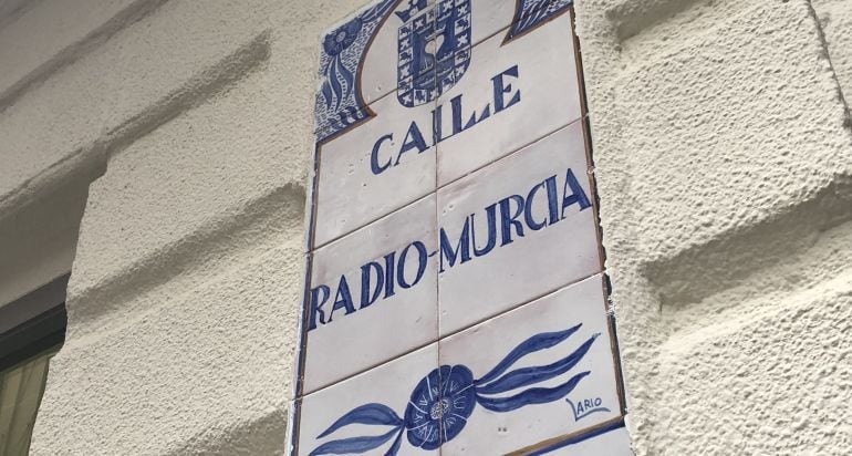 Detalle de la placa que da nombre a la calle Radio Murcia