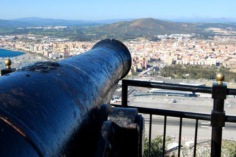 Una vista general de la ciudad de La Línea, desde el Peñón de Gibraltar