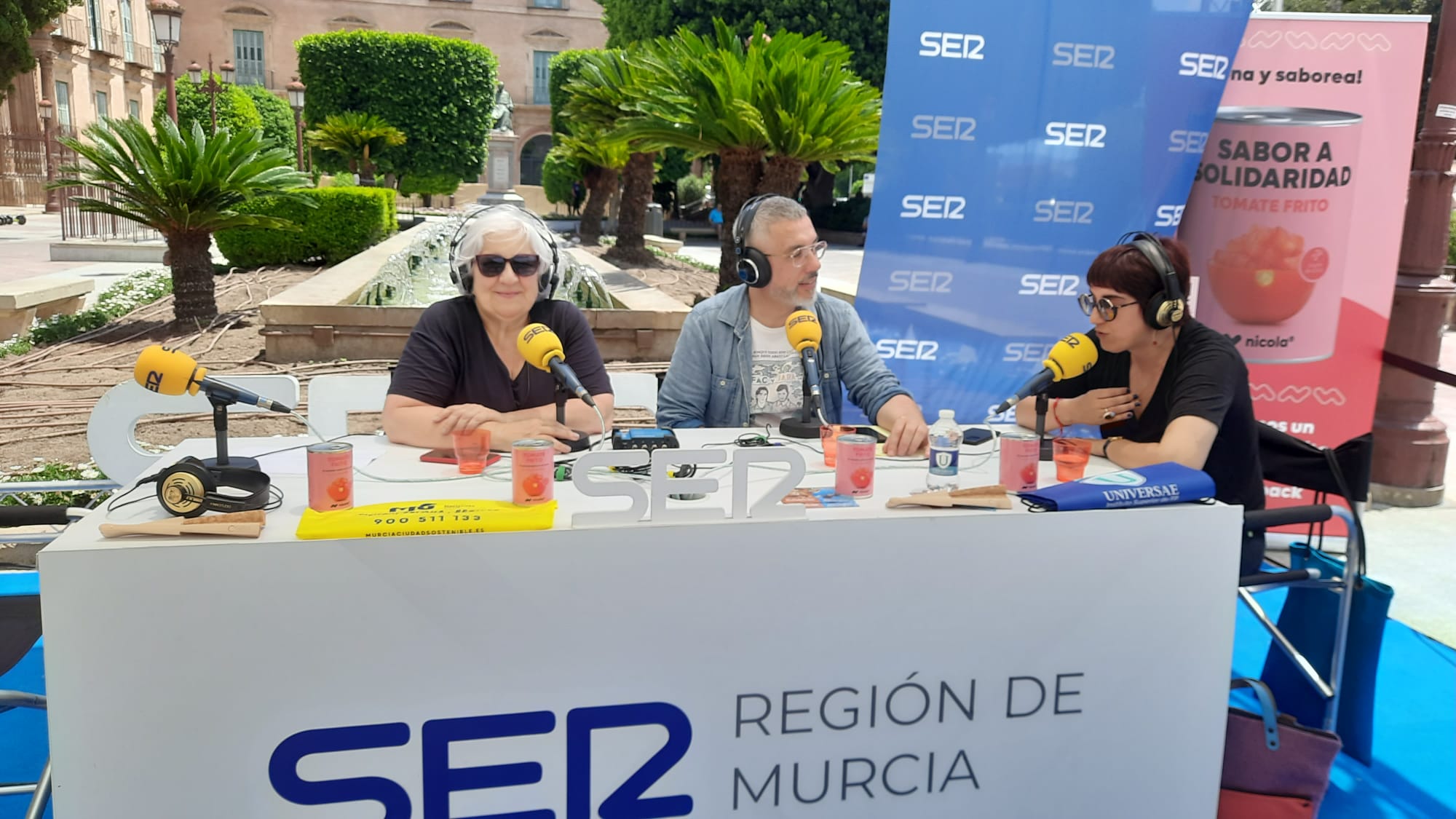 María José Candel (izquierda) y Elisa Reche (derecha), en plena tertulia con Paco Sánchez, en Hoy por hoy Murcia