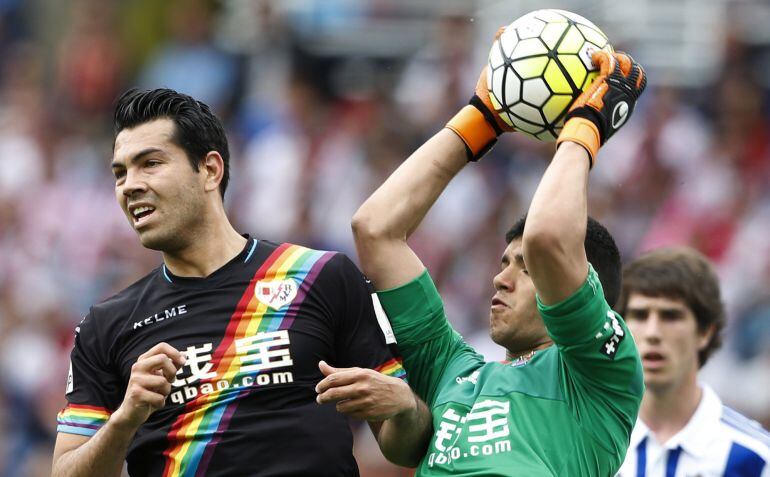 Rulli atrapa un balón en presencia del jugador del Rayo, Miku