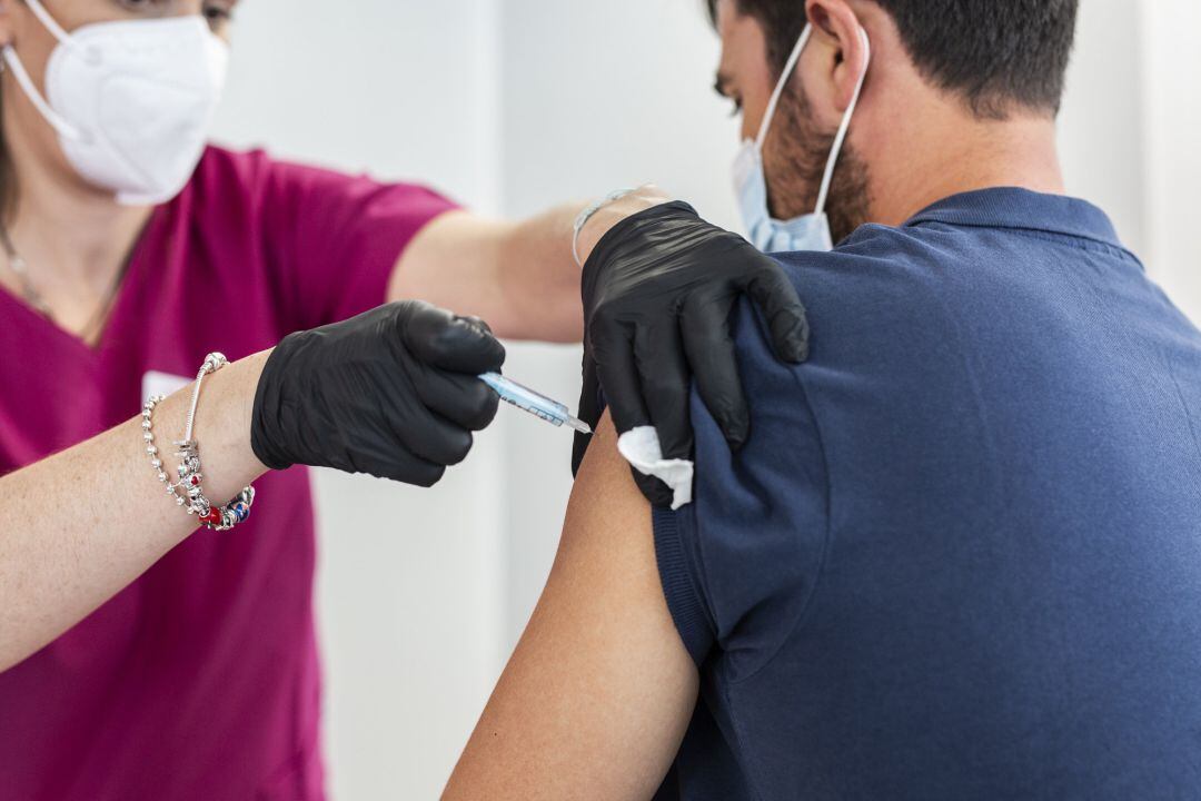 Inoculación de la vacuna contra la COVID-19