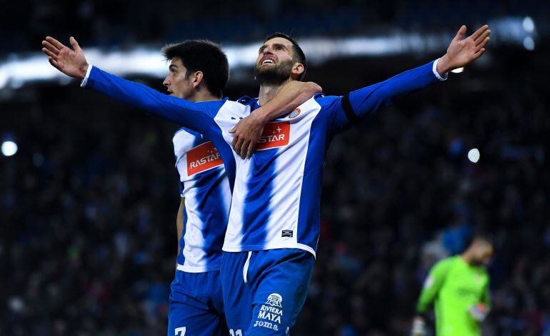 Leo Baptistao celebra su gol con Gerard Moreno