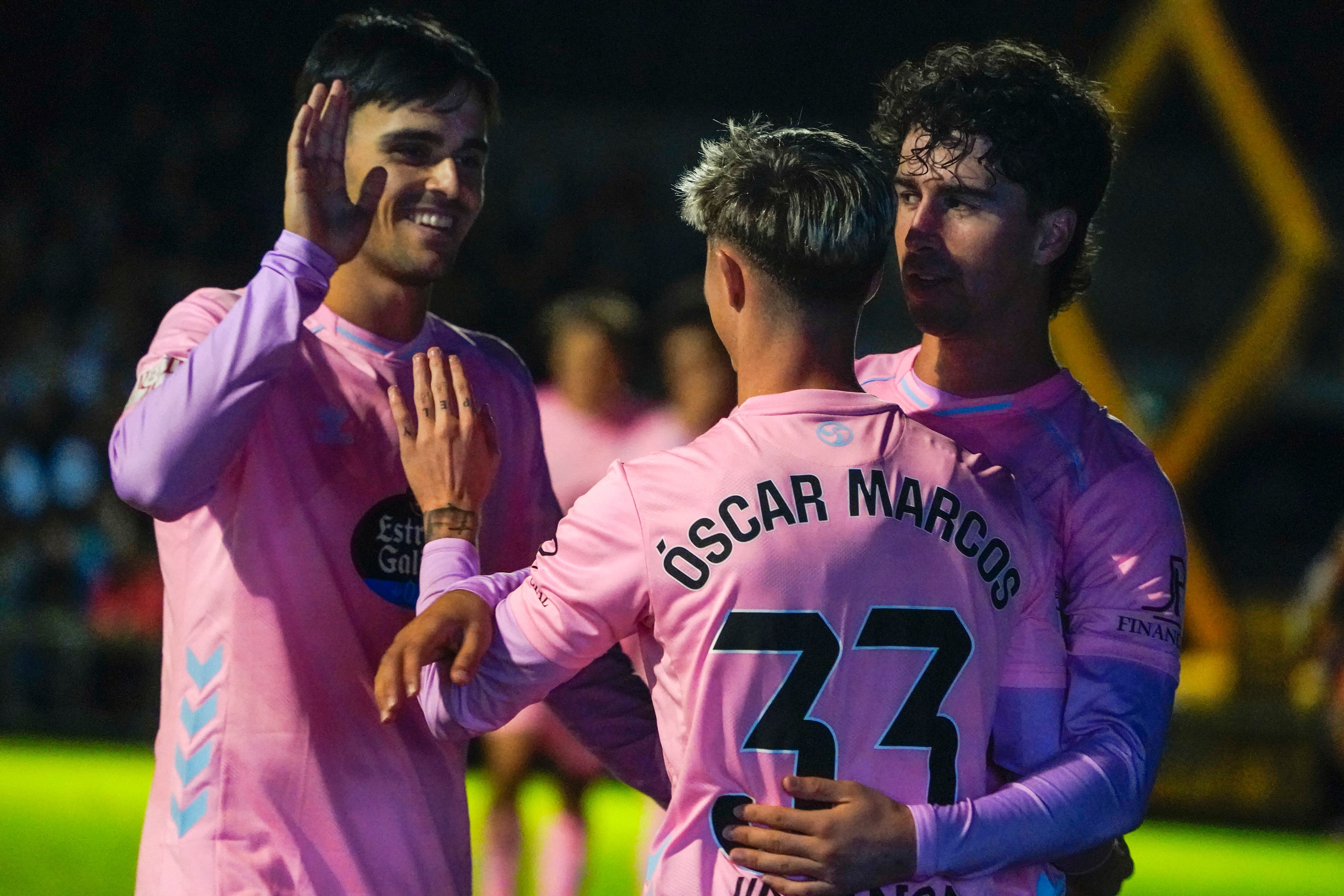 NAVIA (ASTURIAS), 30/10/2025.- El centrocampista del Celta Óscar Marcos celebra el primer gol de su equipo en el partido de la primera ronda de la Copa del Rey de fútbol que enfrenta este jueves al Puerto de Vega y al Celta de Vigo. EFE/ Paco Paredes