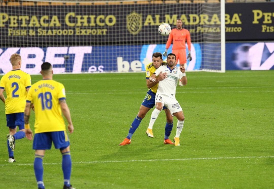 Alcalá intenta despejar una pelota ante la presencia de Ángel.