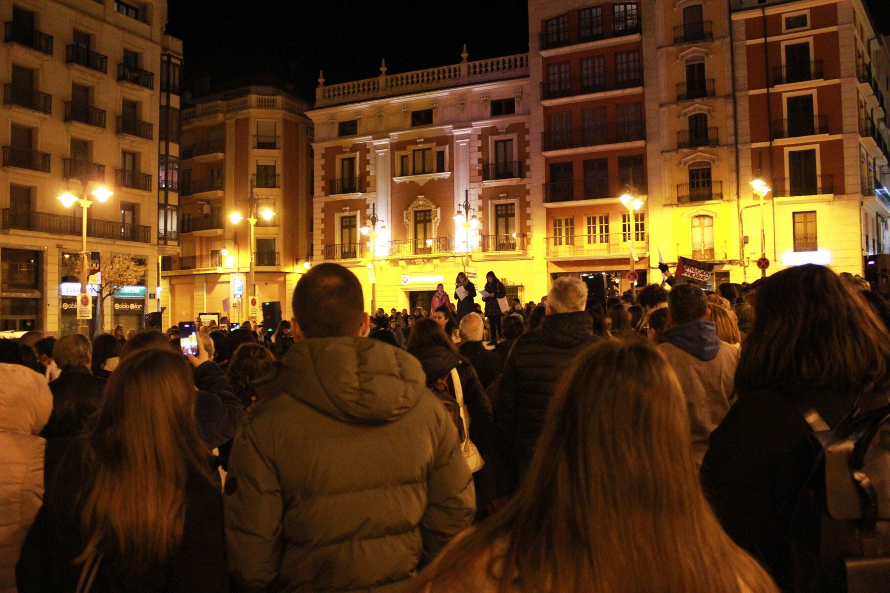 Un instante de la lectura del manifiesto en la Plaza de España