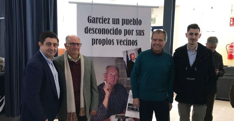 Francisco Reyes, José Márquez y el nieto de Ildefonso Cruz posan junto al autor.