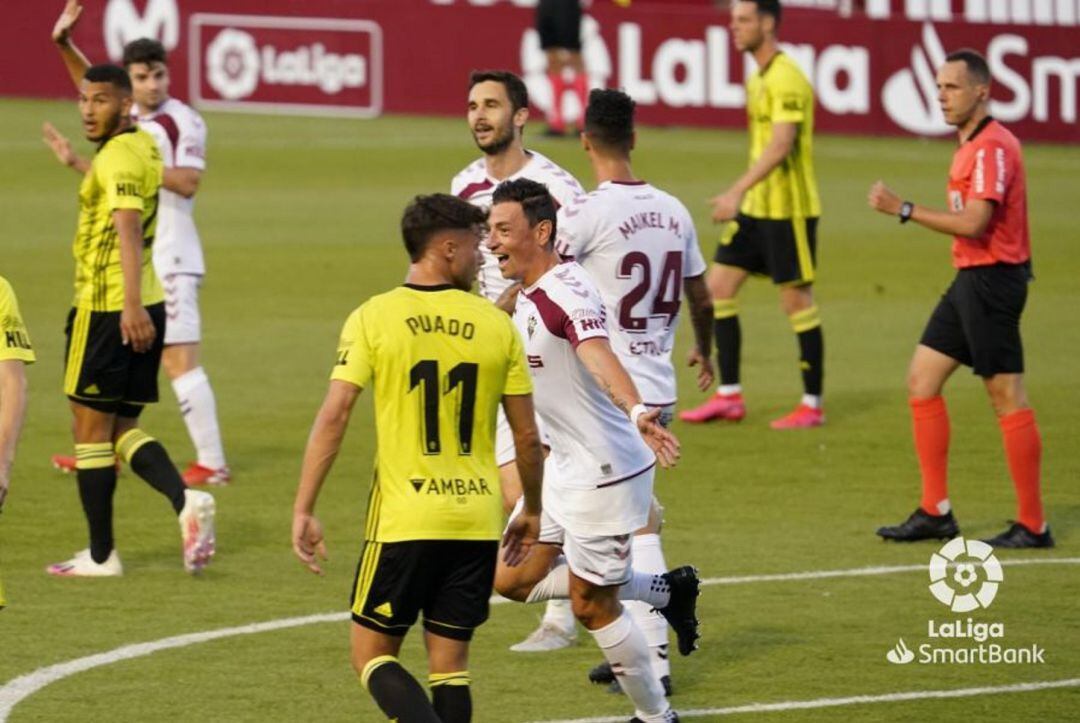Los jugadores del Real Zaragoza lamentan el segundo gol del Albacete