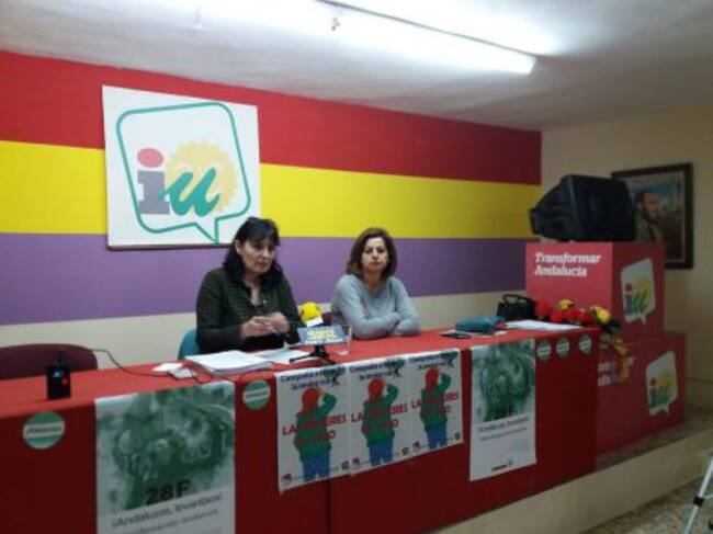 Momento de la rueda de prensa, con la intervención de Juana Cazorla, a la izquierda