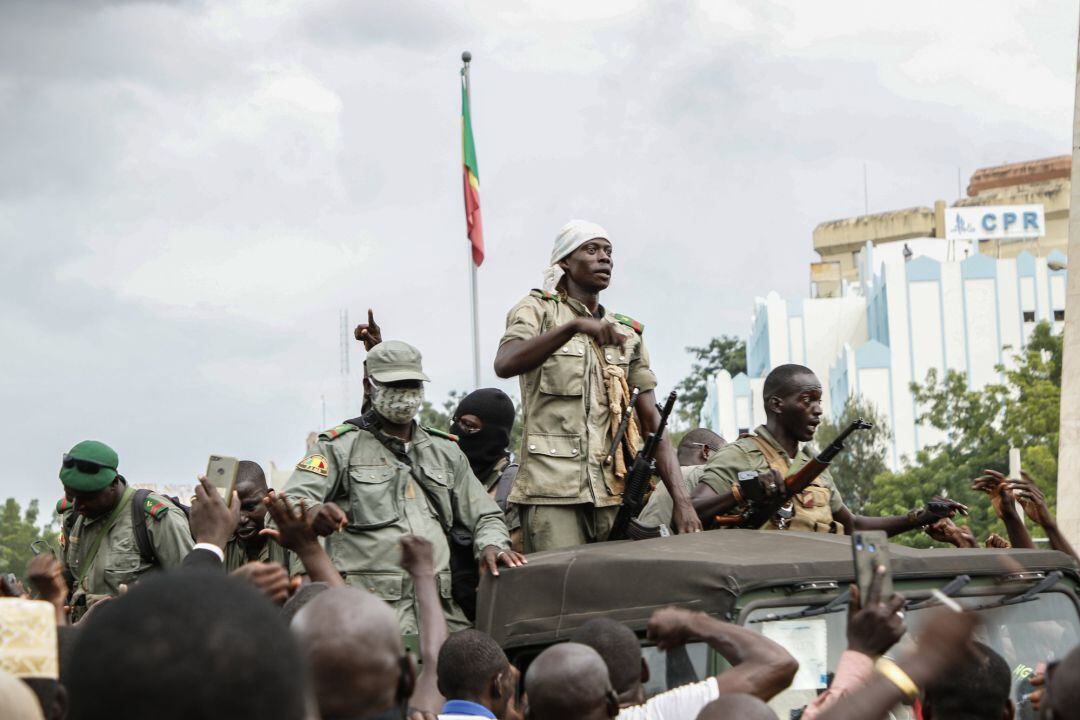 Militares por las calles de Bamako tras el golpe de estado.