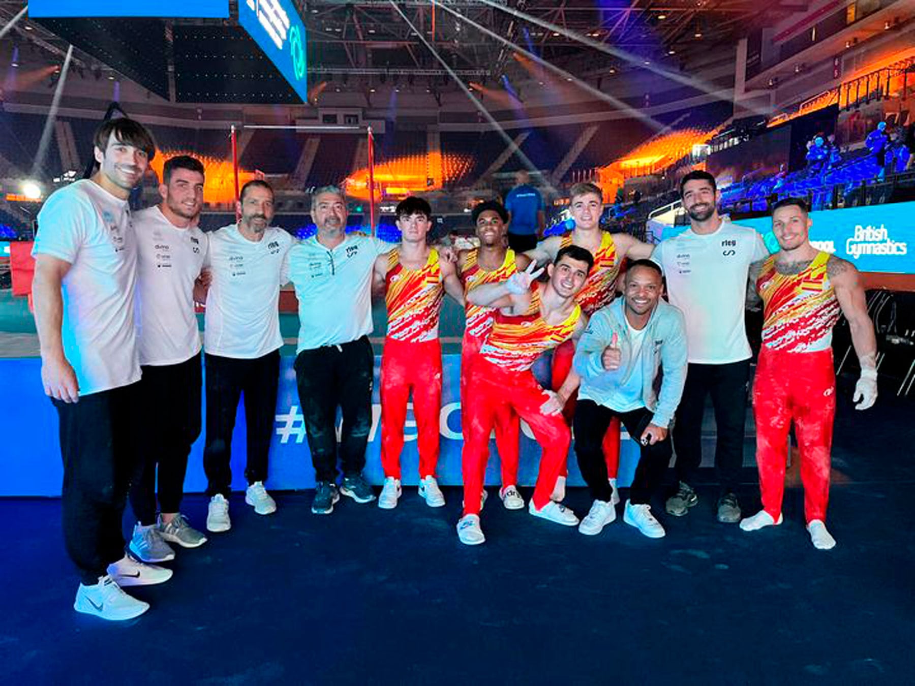Néstor Abad, a la derecha de la imagen, con el resto de componentes de la Selección Española de gimnasia artística masculina