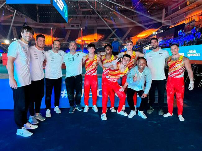 Néstor Abad, a la derecha de la imagen, con el resto de componentes de la Selección Española de gimnasia artística masculina
