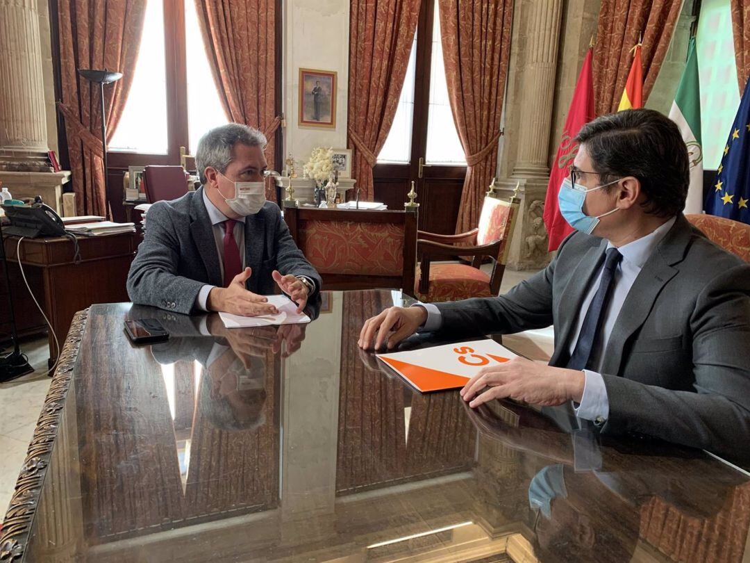 Juan Espadas y Álvaro Pimentel durante la reunión de preparación a los Presupuestos muncipales