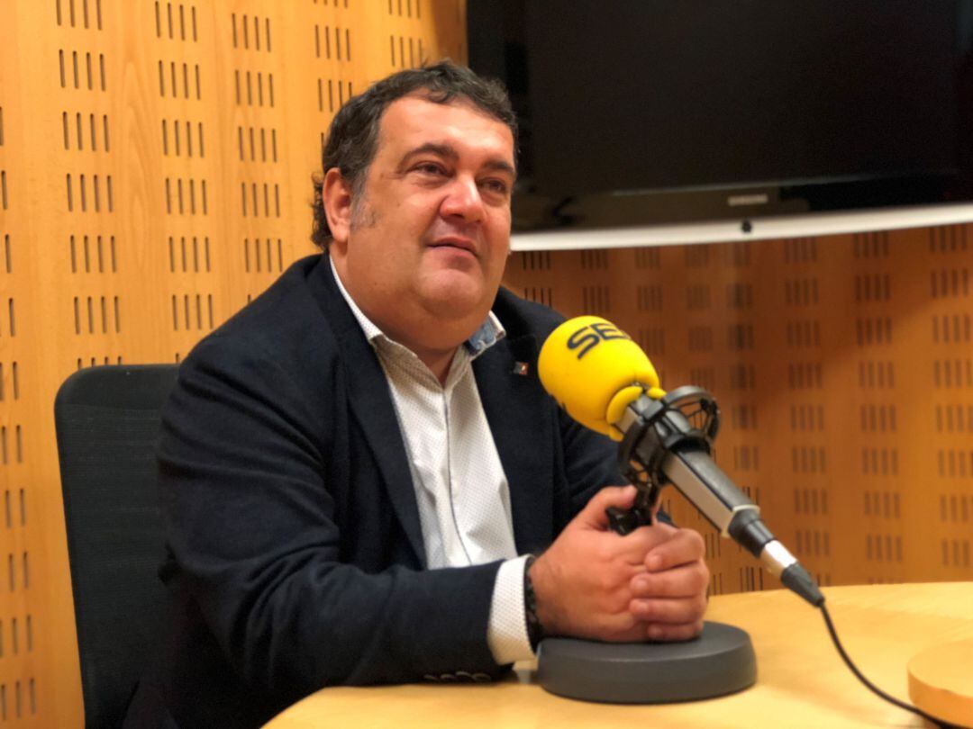 El concejal de Desarrollo Económico, Ernesto Gasco, en los estudios de Radio San Sebastián en una imagen de archivo. 