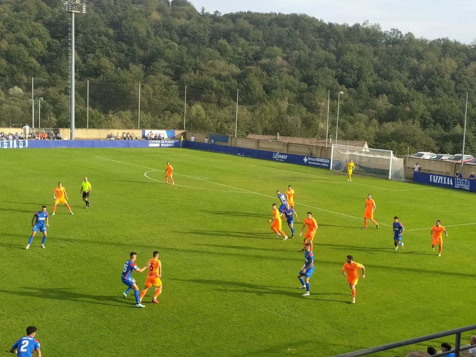 Instante del encuentro entre el Amorebieta y el CD Alcoyano