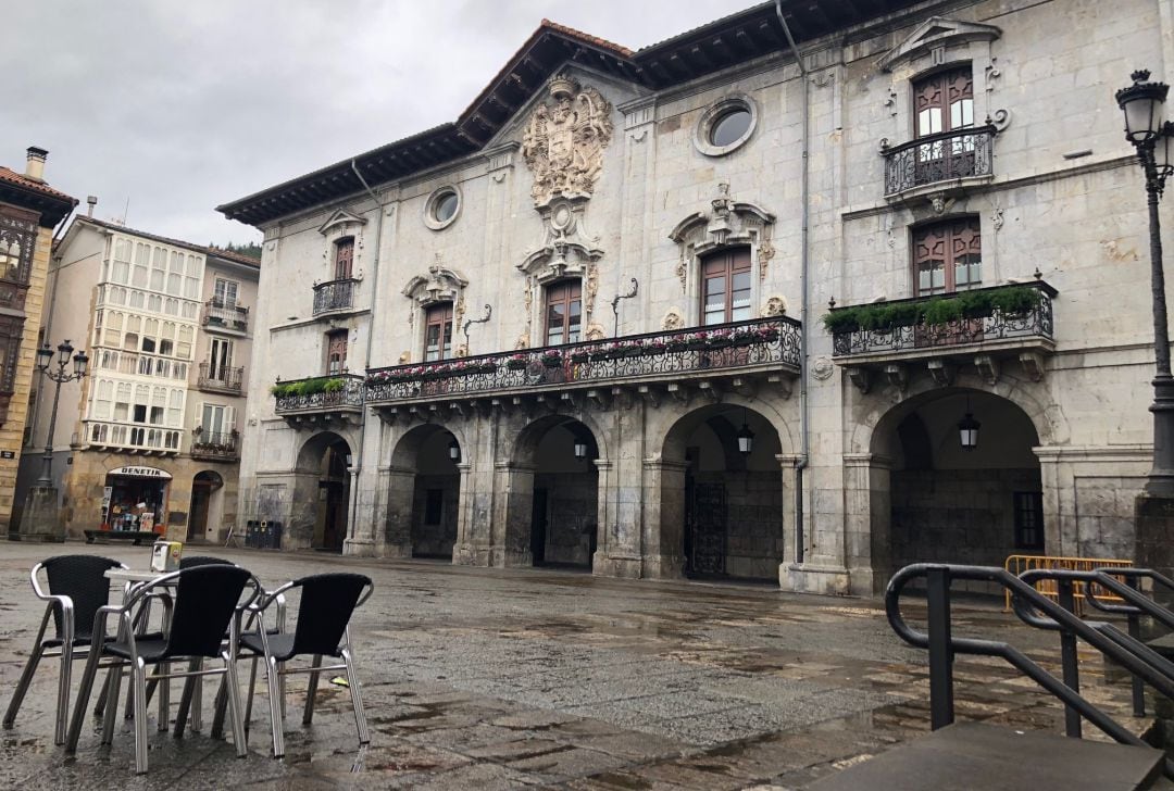 Fachada principal del Ayuntamiento de Arrasate. 