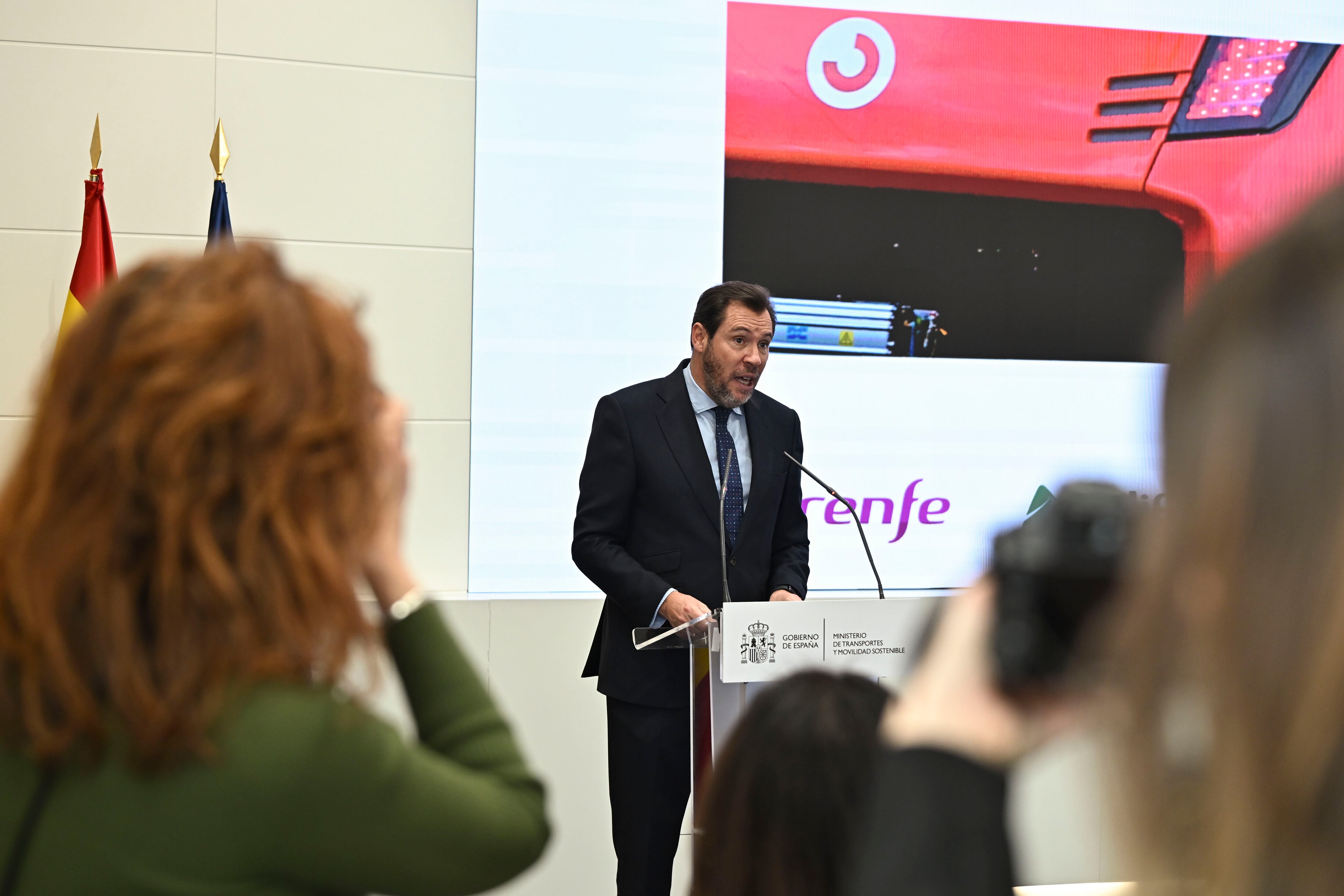 MADRID, 04/03/2026.- El ministro de Transportes y Movilidad Sostenible, Óscar Puente, presenta el proyecto de modernización de la línea C-5 de Cercanías Madrid. EFE/Fernando Villar
