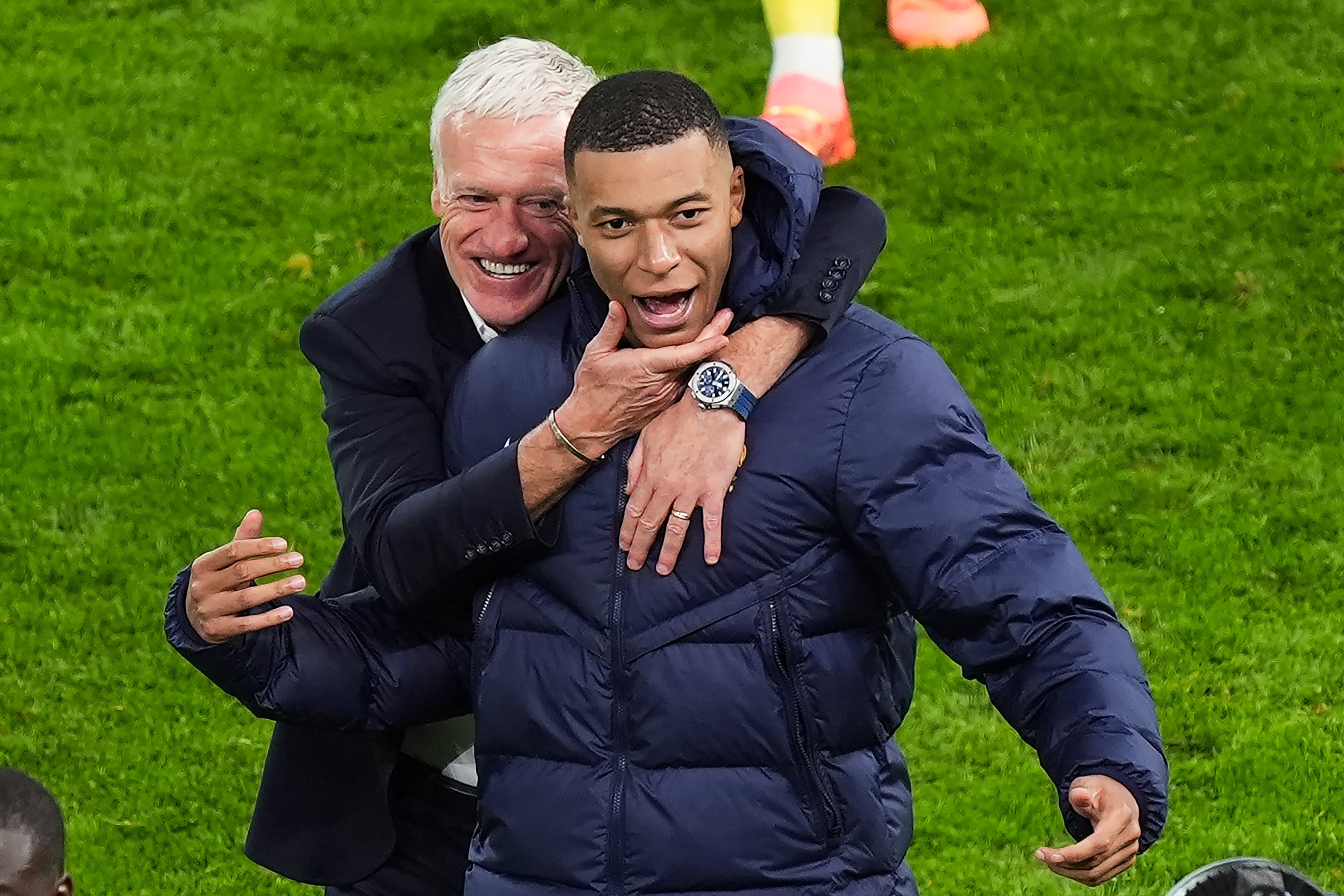 Kylian Mbappé y Didier Deschamps, tras el partido de la Eurocopa 2024 entre Portugal y Francia