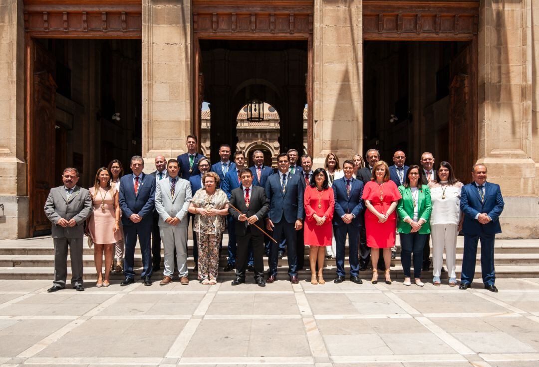 Miembros de la Corporación Provincial para el mandato 2019-2023, tras la toma de posesión de los 27 diputados jiennenses.