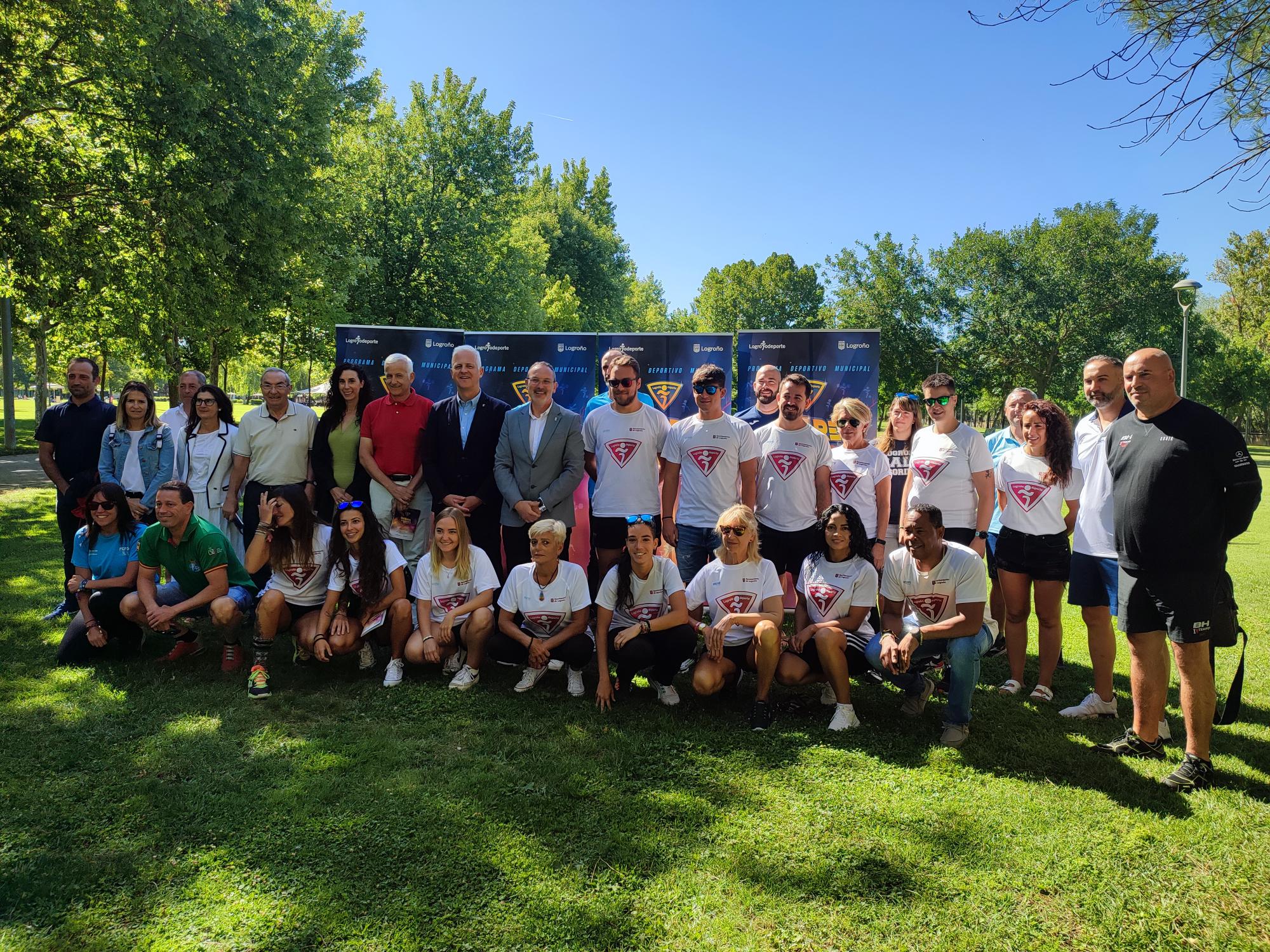 Hermoso de Mendoza y Antoñanzas en la presentación de las actividades de Logroño Deporte.