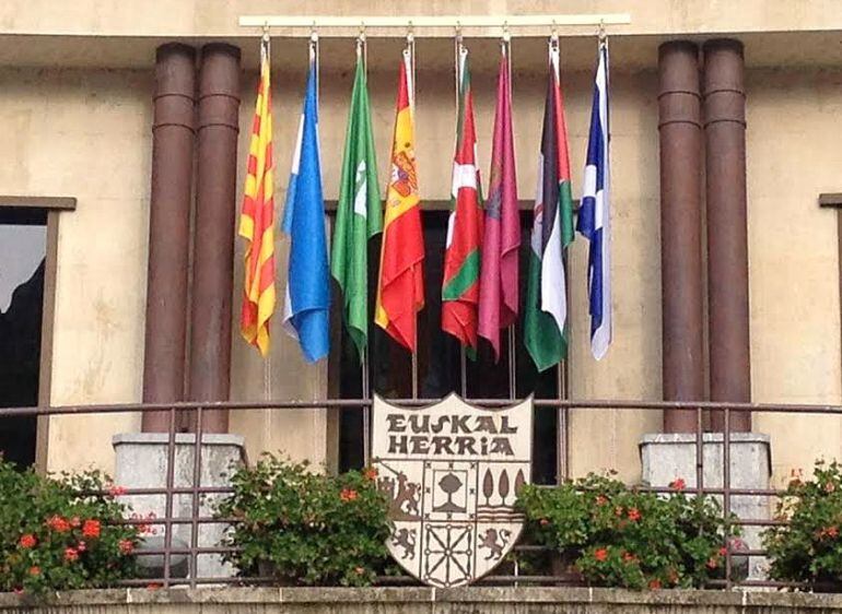 Las 8 banderas que ondean en el balcón del Ayuntamiento de Llodio