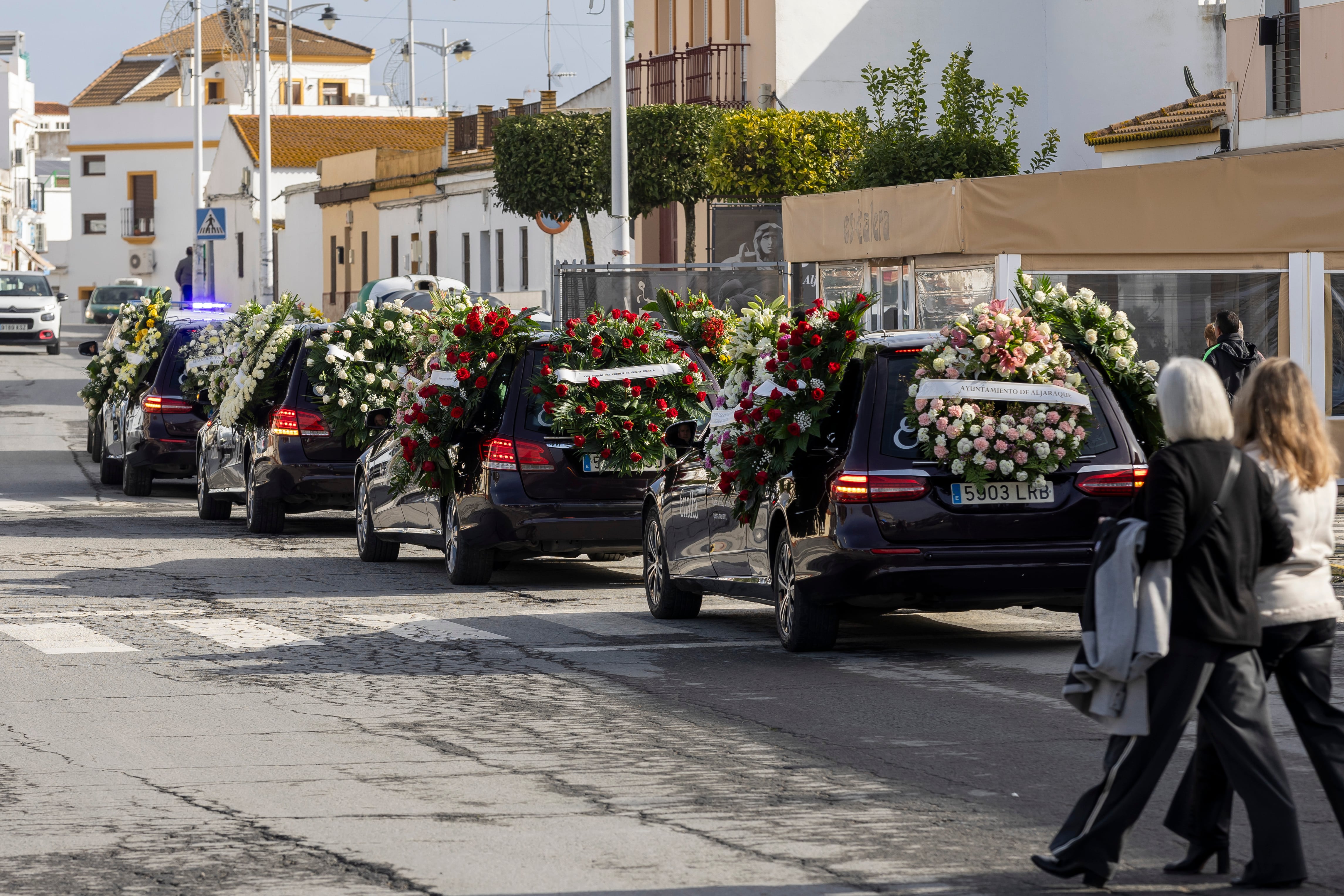 Los féretros de los cuatro miembros de la familia Zamorano-Álvarez fallecidos el pasado domingo en el trágico accidente ferroviario que tuvo lugar en Adamuz (Córdoba), son vistos tras la misa funeral celebrada el jueves en Aljaraque (Huelva).