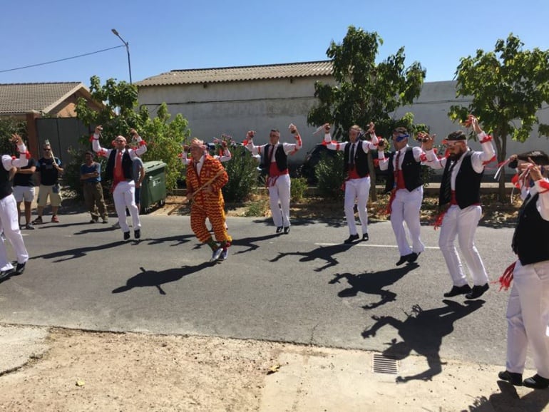 El Chiborra acompañado de los danzantes