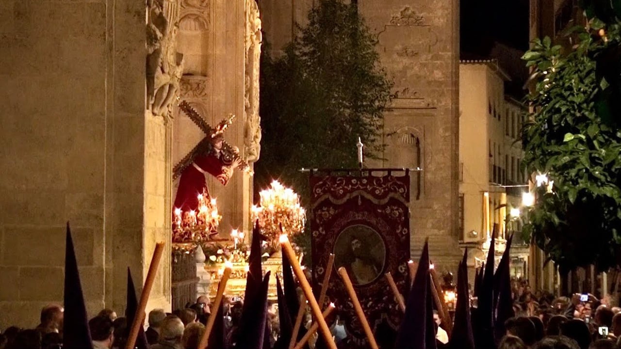 Estación de penitencia de la hermandad del Vía Crucis en la Semana Santa de Granada, con Jesús de la Amargura saliendo de la Catedral